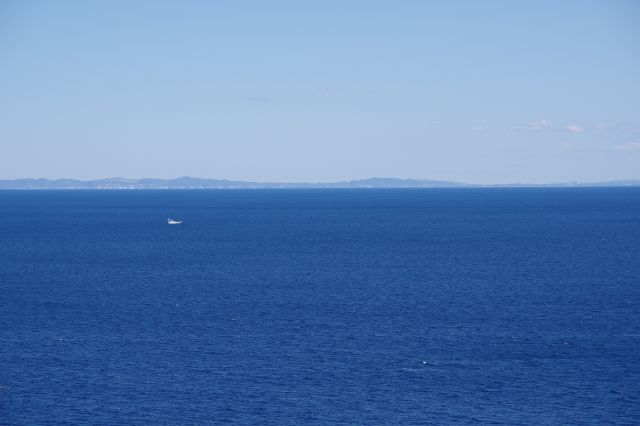 海の先にうっすら見える陸地(中央)。