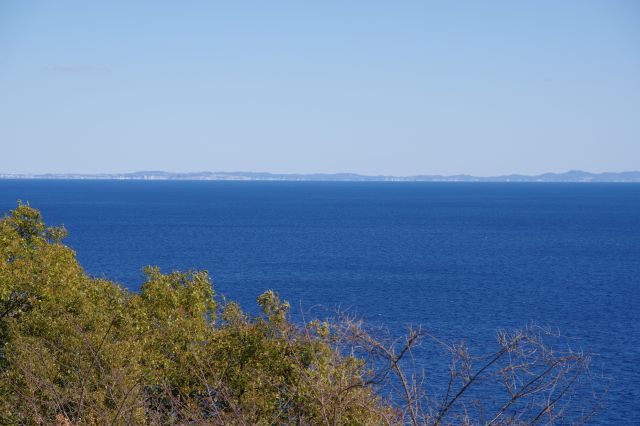 海の先にうっすら見える陸地(左)。