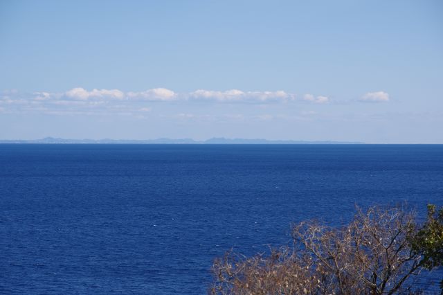 海の先の陸地(右)。