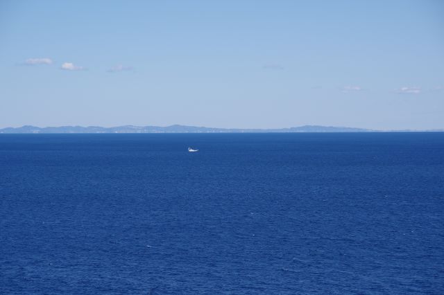 海の先の陸地(中央)。
