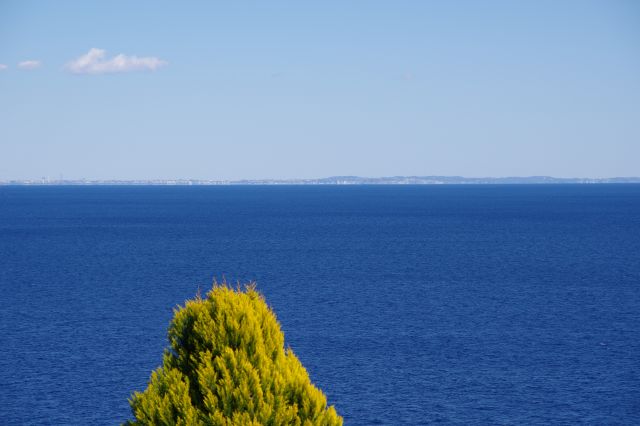 海の先の陸地(左)。