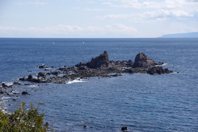 力強い2つの岩、角度によって3つに見えるという。