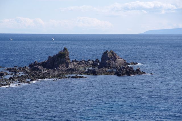 2つの岩には注連縄が張られています。
