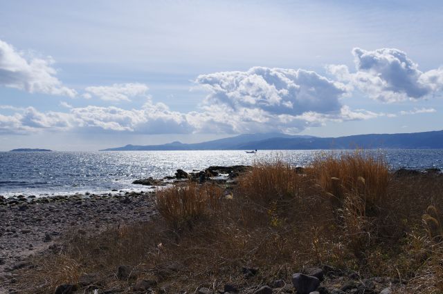 伊豆半島先端部と初島、煌めく海。雄大な自然風景です。