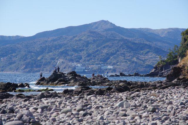 他の岩礁や半島の山並など。