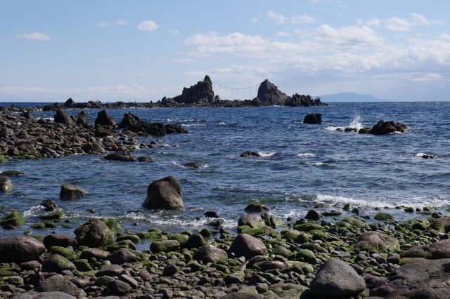 海へ近づく、波がどんどん押し寄せて音が途切れません。