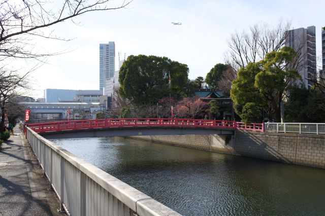 東海道品川橋の上流側に鎮守橋があります。