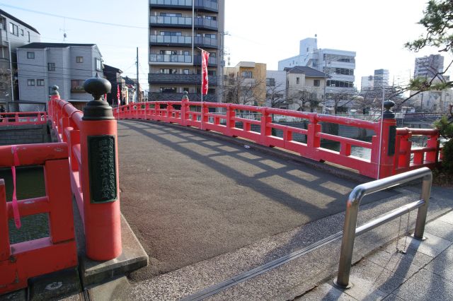 目黒川が神社の北から南に川筋が変わったことから造られた橋。