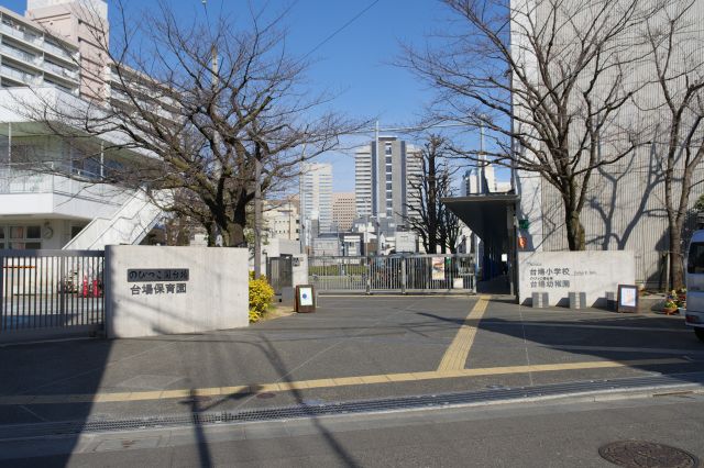 品川浦や品川宿方面から海側へ住宅街を抜けると台場小学校があります。
