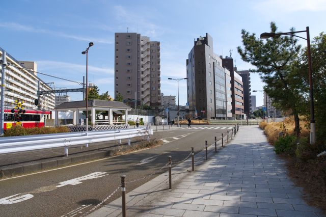 電車が行き交う八ツ山橋から旧東海道へ進みます。