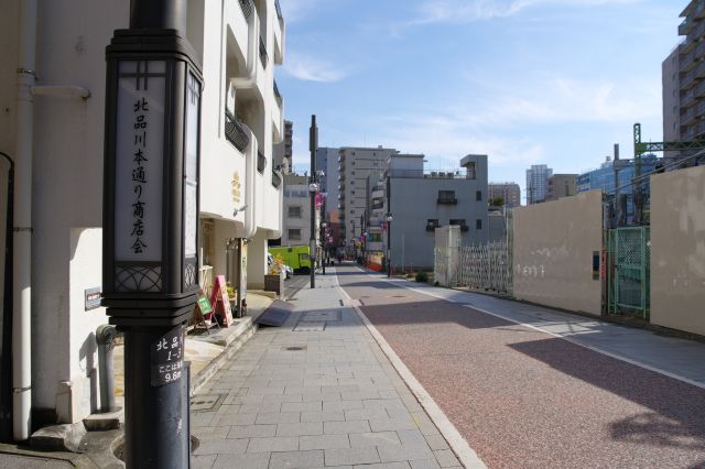 北品川本通り商店会の電灯が点在します。