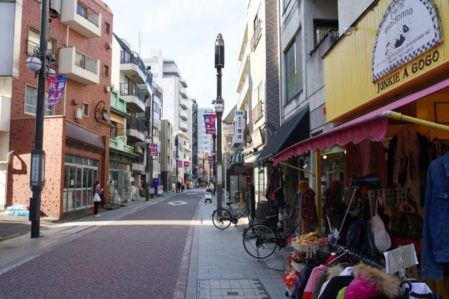 台場横丁付近。新旧多様なお店が混在しています。