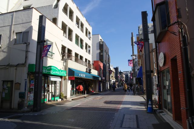 北品川宿へ進んでいきます。街が今までよりアクティブな雰囲気を感じます。