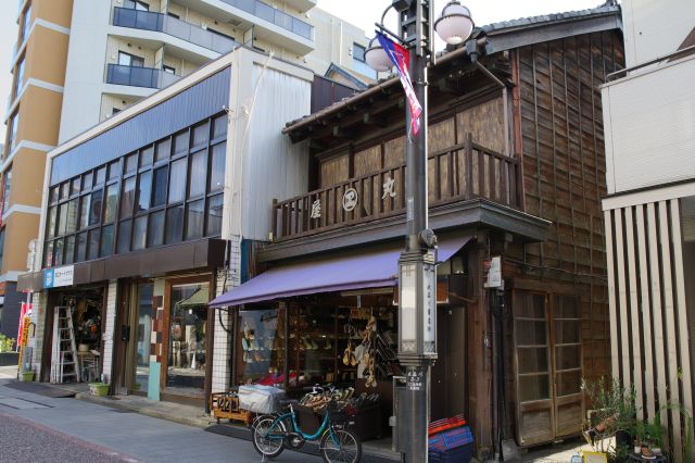 丸屋履物店、歴史を感じさせる木造の建物で目を引きます。