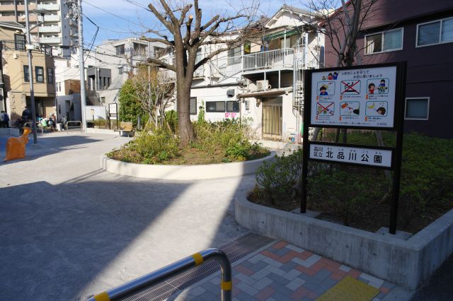 静かな住宅街にある公園です。