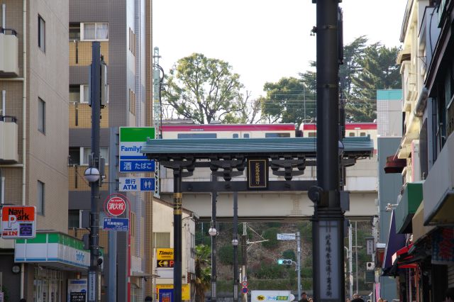 新馬場駅が近くて高架の京急線が見えます。