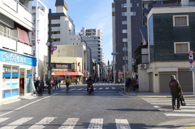 右にはすぐ山手通りが交差します。大型のマンションが増えます。