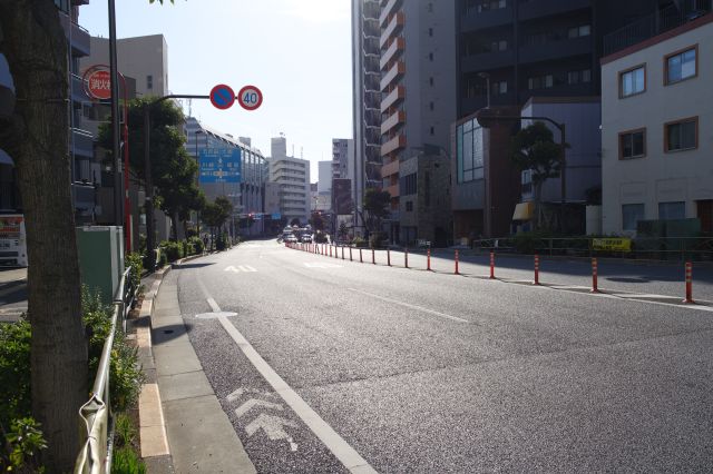 大きな山手通りの東海道北品川交差点、新馬場駅方面。