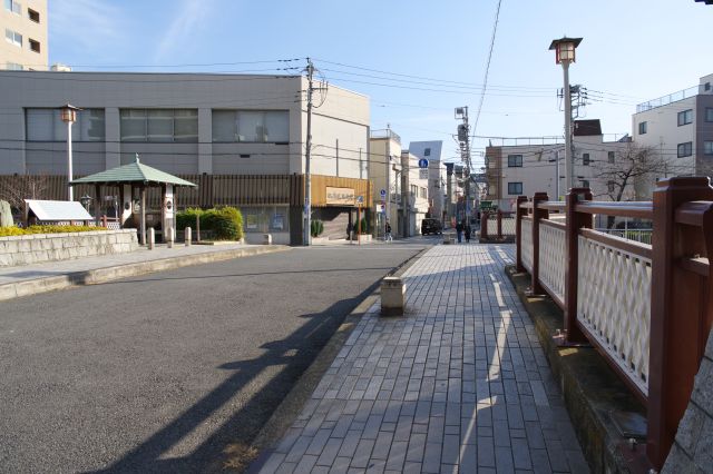 西側の歩道は狭目です。