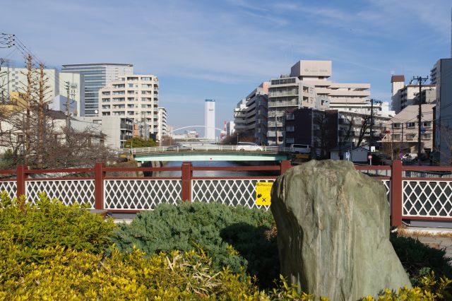 橋の上ながらコンパクトな庭園の造形です。