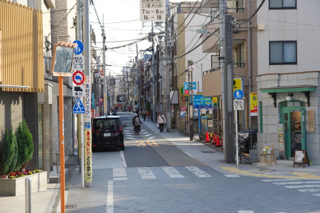 道の先は旧南品川宿エリア。
