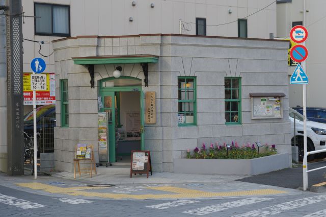 南袂の旧品川警察署品川橋交通待機所（南品川櫻河岸まちなか観光案内所）は国登録有形文化財。