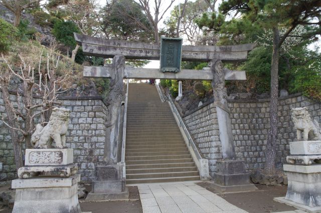 鳥居をくぐり境内へ登って行きます。