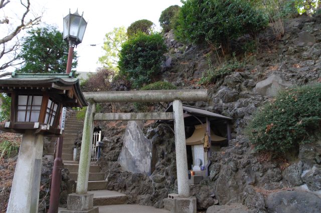 途中左脇には富士塚の入口、生々しい岩肌です。