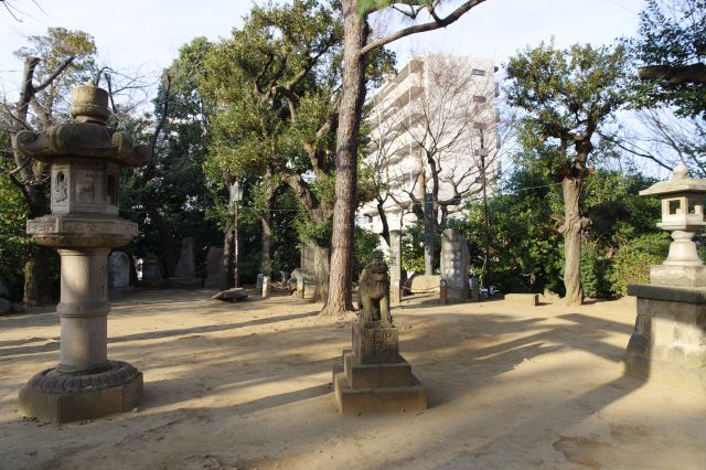 右には石碑が集まります。