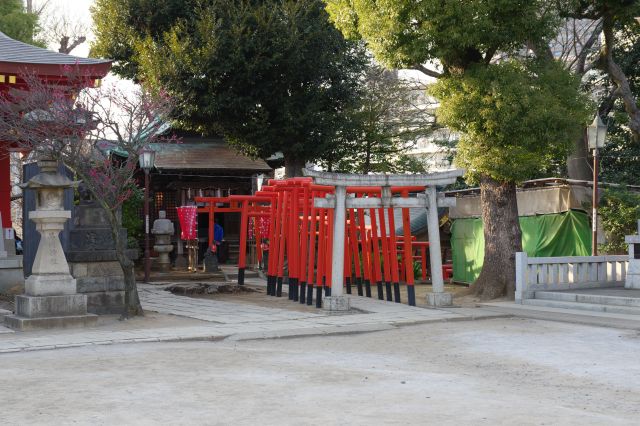 右奥に阿那稲荷神社。