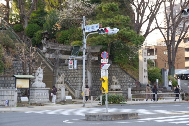 参拝者が行き交う神社。