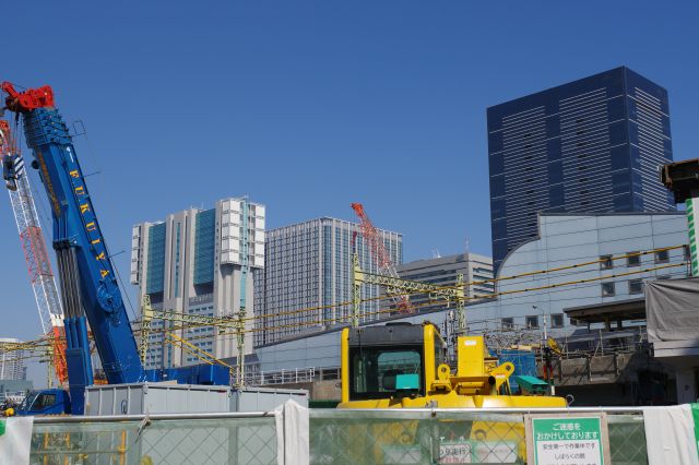 港南口側の高層ビル群、手前は工事中は音が響きます。