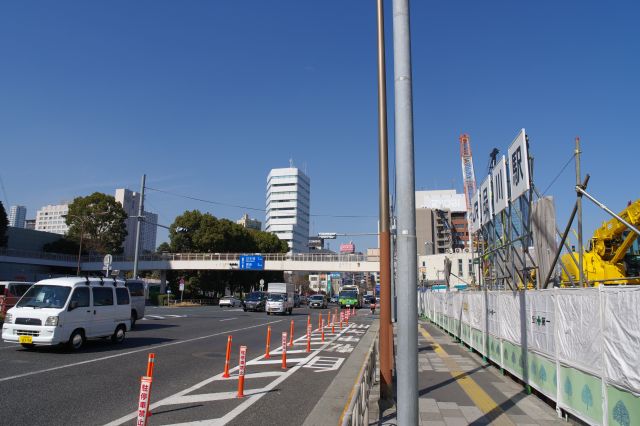 第一京浜沿いの高輪ゲートウェイ方面。近年大きな変化を遂げているエリア。