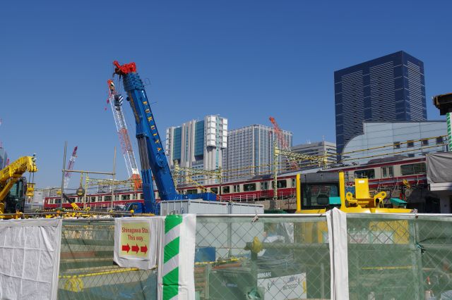 工事中で遮るものがなく京急線が見えます。