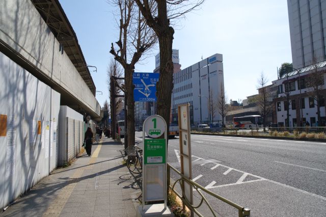 少し北へ、バス停があります。