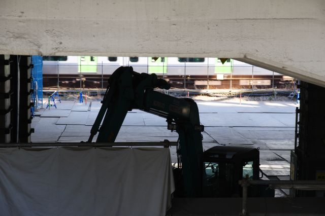 高架下では工事車両やスペース、新しい京急線駅の準備が進みます。