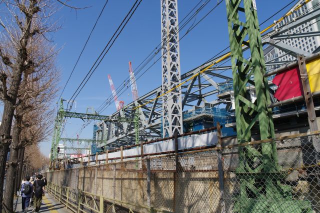 線路沿い上部には新しい「八ツ山跨線々路橋」が準備されています。