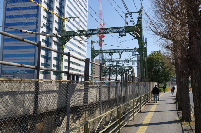 道の高さが近くなり八ツ山橋が見えました。いずれ高架に切り替わります。