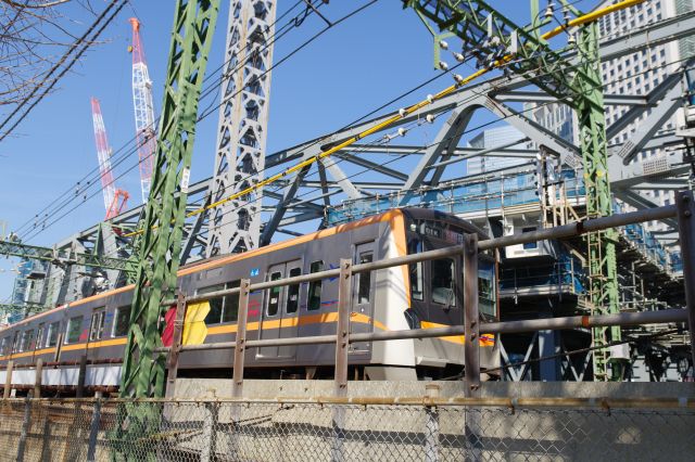 間近に行き交う電車を見ることができます。