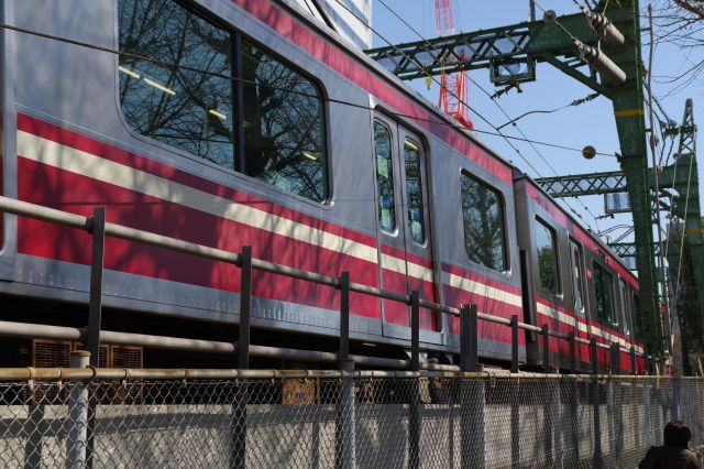 京急線の側面、かなり近くを通ります。
