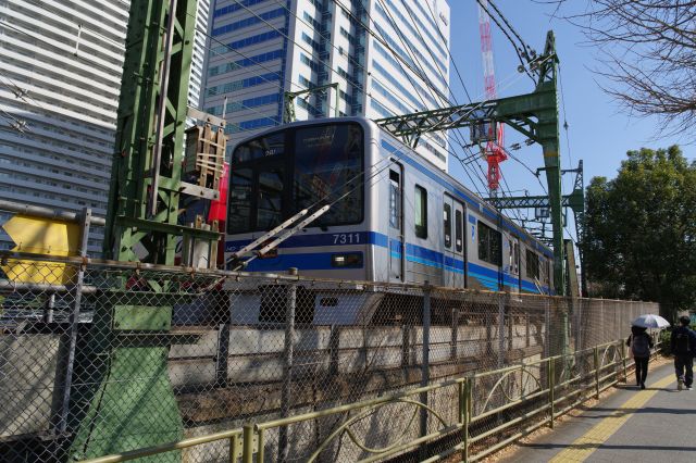 京急だけでなく乗り入れる様々な種類の電車が頻繁に行き来します。