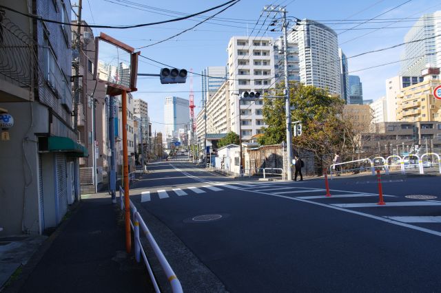 旧品川宿の旧東海道から東側の八ツ山通り、道幅は広いものの裏側感。