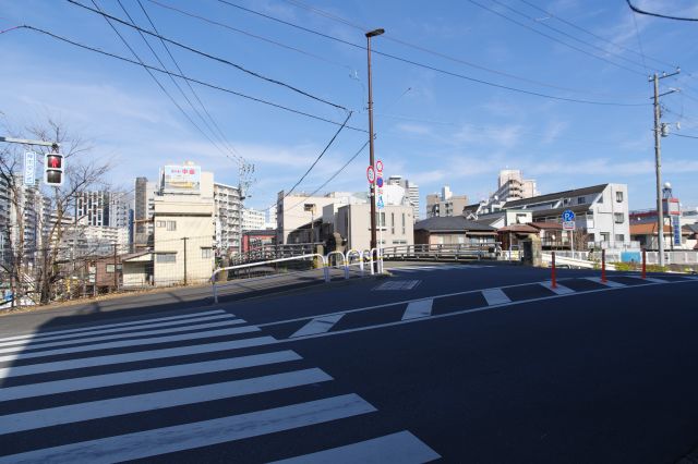 地面が少し高くなっている橋の方へ道路を渡ります。