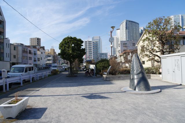 水路延長上にある細長い公園です。